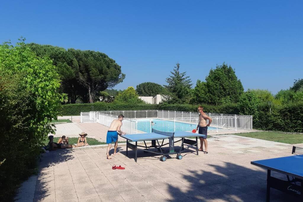 Mazet Dans Residence Avec Piscine Bagnols-en-Foret Exterior photo
