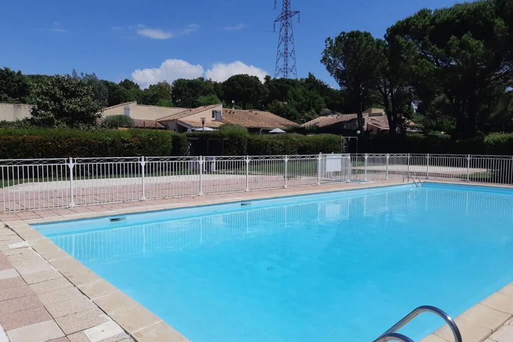 Mazet Dans Residence Avec Piscine Bagnols-en-Foret Exterior photo